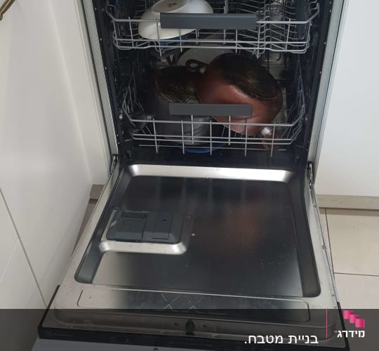 מדיח כלים פתוח עם כלים בפנים במטבח מודרני